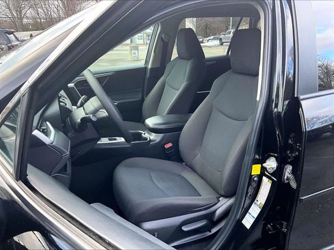 Used 2022 Toyota RAV4 LE image 10