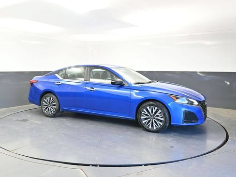 Used 2025 Nissan Altima 2.5 SV FWD image 5