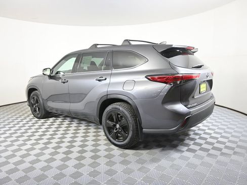 Used 2021 Toyota Highlander L image 4