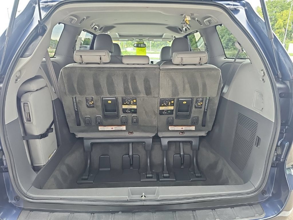 Used 2018 Toyota Sienna XLE w/ XLE Navigation Package FWD image 36
