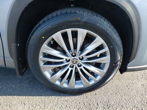 Used 2020 Toyota Highlander Platinum image 17