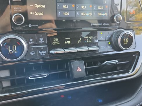 Used 2021 Toyota Highlander XLE FWD image 21