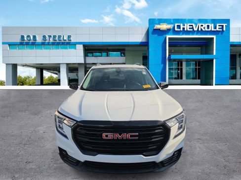 Used 2023 GMC Terrain SLT w/ Elevation Edition FWD image 2
