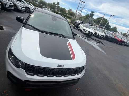 Used 2025 Jeep Compass Trailhawk AWD/4WD image 2