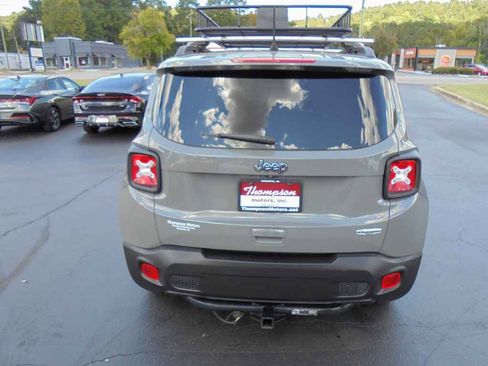 Used 2020 Jeep Renegade Latitude FWD image 4