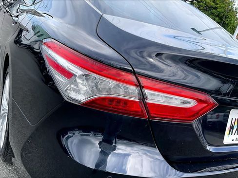 Used 2018 Toyota Camry Hybrid FWD image 32
