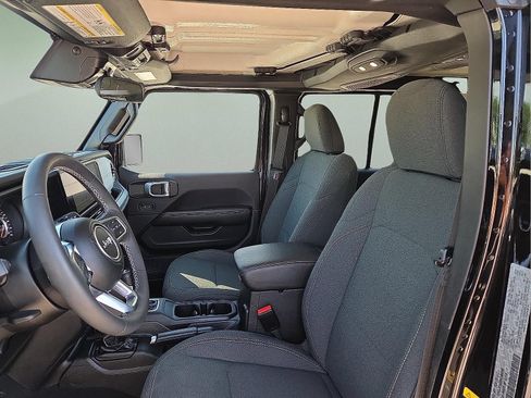 Used 2025 Jeep Wrangler Unlimited Sahara AWD/4WD image 13