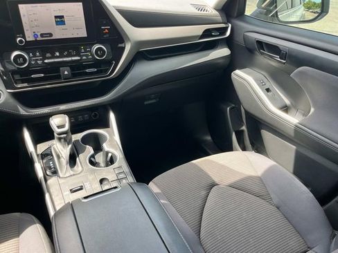 Used 2023 Toyota Highlander LE FWD image 17