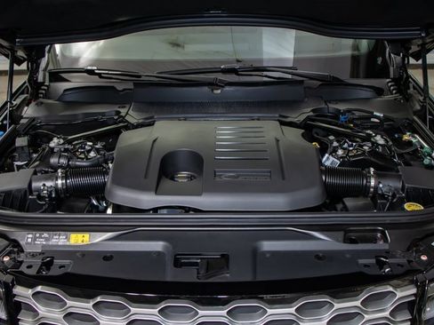 Certified 2025 Land Rover Discovery Metropolitan Edition image 5