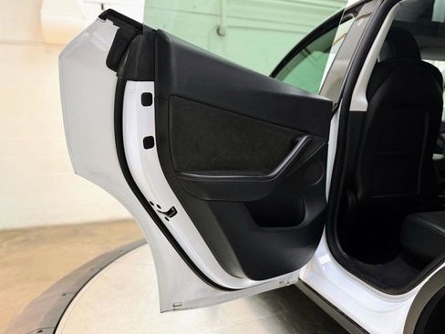 Used 2021 Tesla Model Y Long Range image 15