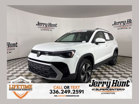 Used 2025 Volkswagen Taos SE w/ Panoramic Sunroof Package AWD/4WD image 1