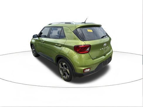 Used 2024 Hyundai Venue SEL FWD image 3