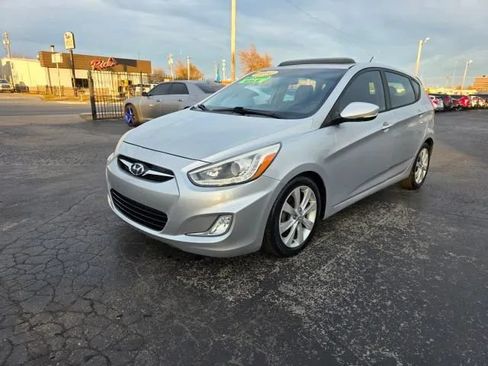 Used 2014 Hyundai Accent SE w/ Option Group 3 FWD image 1