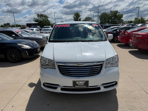 Used 2016 Chrysler Town & Country Touring w/ Driver Convenience Group FWD image 2