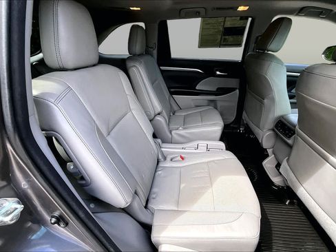 Used 2017 Toyota Highlander Limited Platinum w/ Carpet Mat Package AWD/4WD image 18