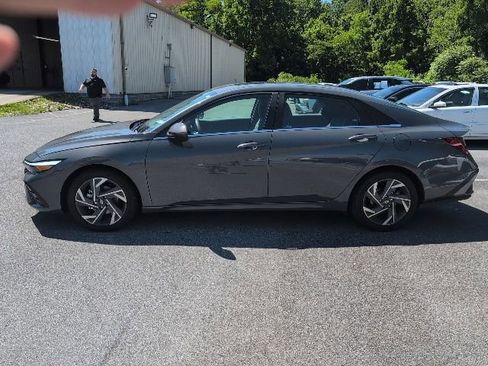 Used 2024 Hyundai Elantra SEL w/ Convenience Package FWD image 4