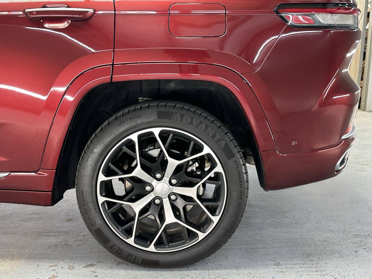 Used 2023 Jeep Grand Cherokee Summit AWD/4WD image 6