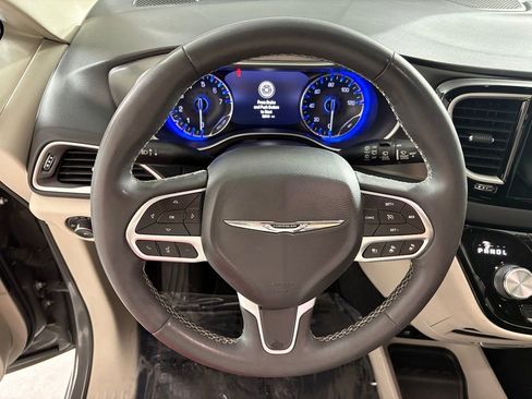 Used 2023 Chrysler Pacifica Touring-L FWD image 31