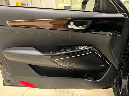 Used 2017 Kia Cadenza Premium w/ Luxury Package FWD image 9