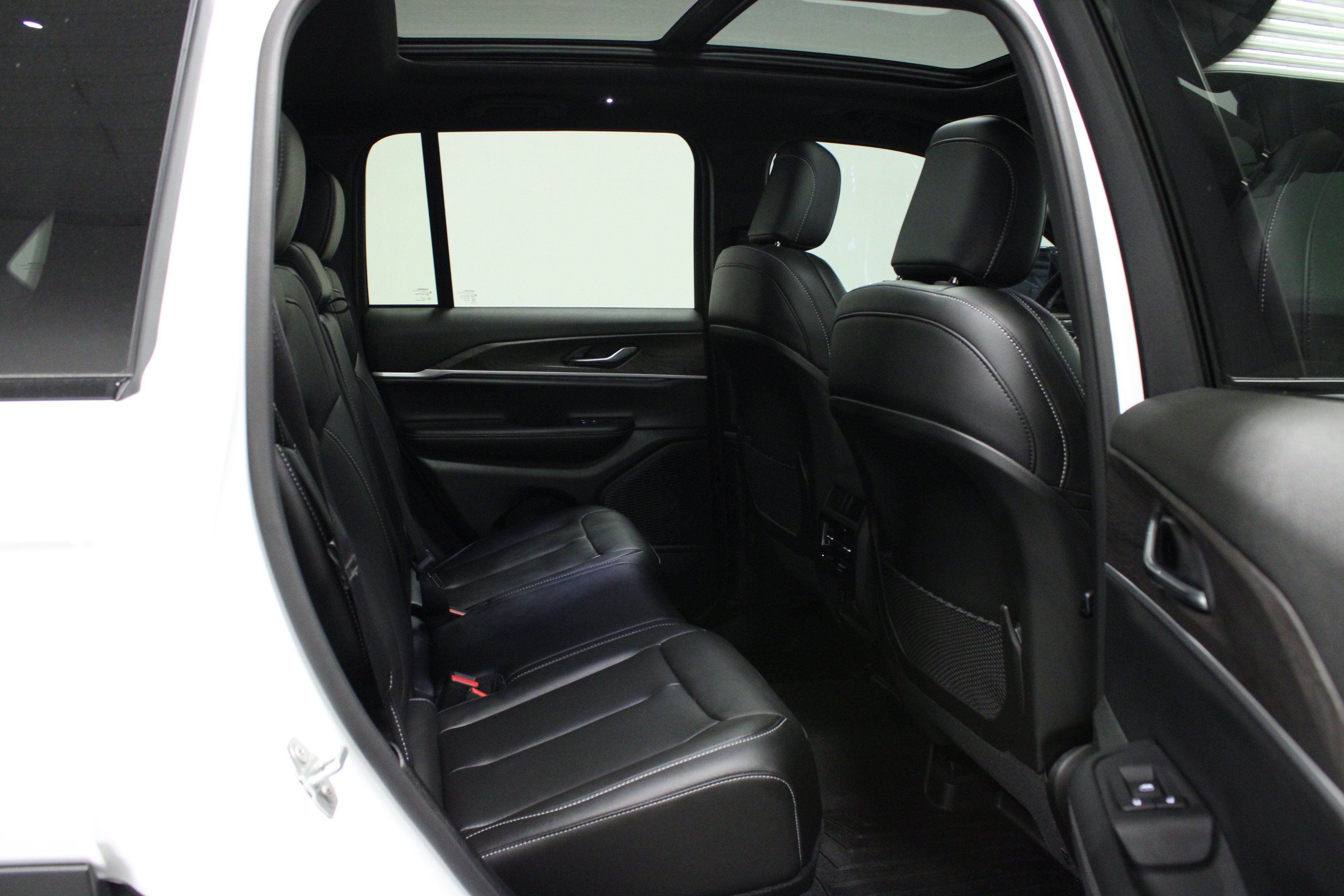 Used 2025 Jeep Grand Cherokee Limited w/ Black Appearance Package AWD/4WD image 15