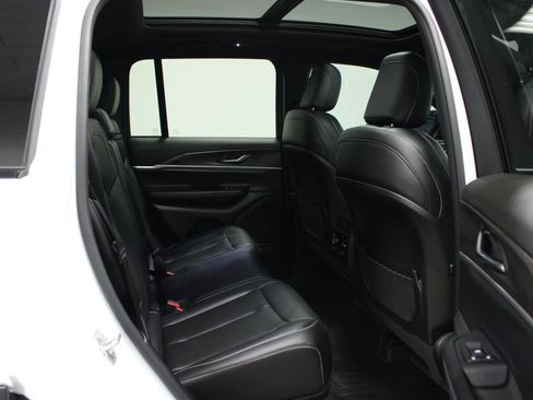 Used 2025 Jeep Grand Cherokee Limited w/ Black Appearance Package AWD/4WD image 15