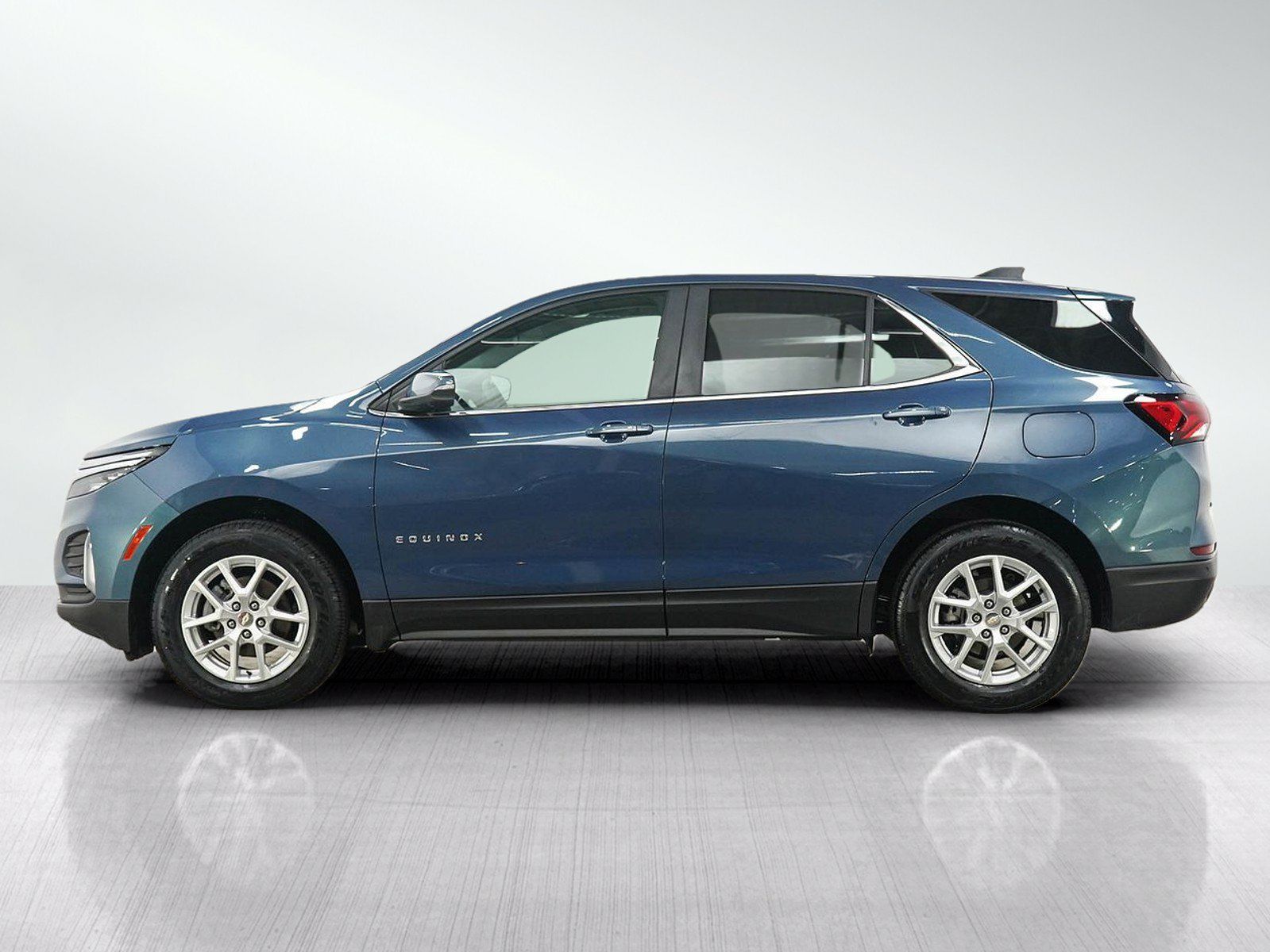 Used 2024 Chevrolet Equinox LT AWD/4WD image 2