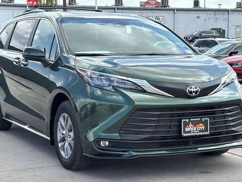New 2026 Toyota Sienna XLE FWD image 7