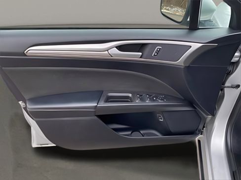 Used 2019 Ford Fusion SE image 16