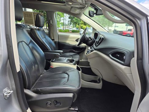 Used 2020 Chrysler Pacifica Limited FWD image 11