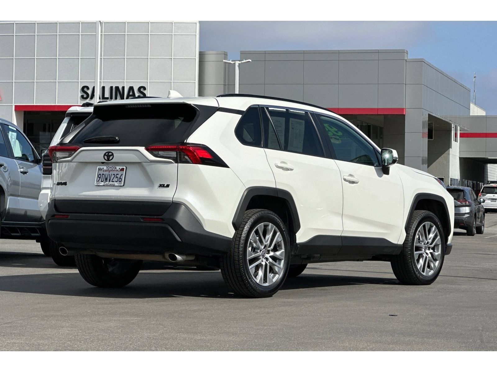 Used 2022 Toyota RAV4 XLE Premium FWD image 4
