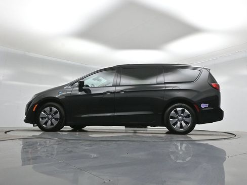 Used 2018 Chrysler Pacifica Limited w/ Advanced Safetytec Group FWD image 53