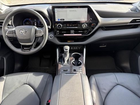 Used 2025 Toyota Highlander Limited image 4