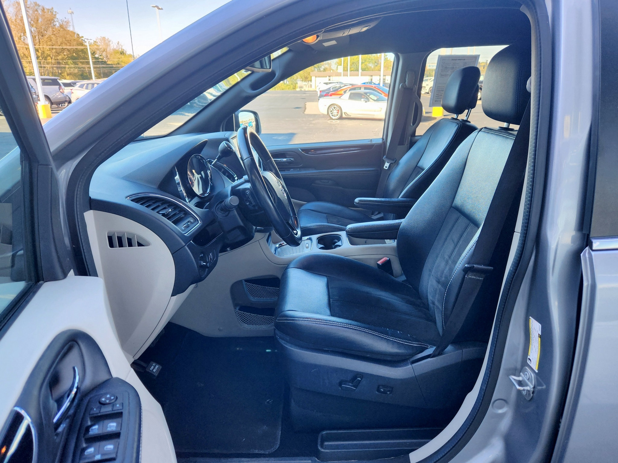 Used 2019 Dodge Grand Caravan SXT FWD image 19