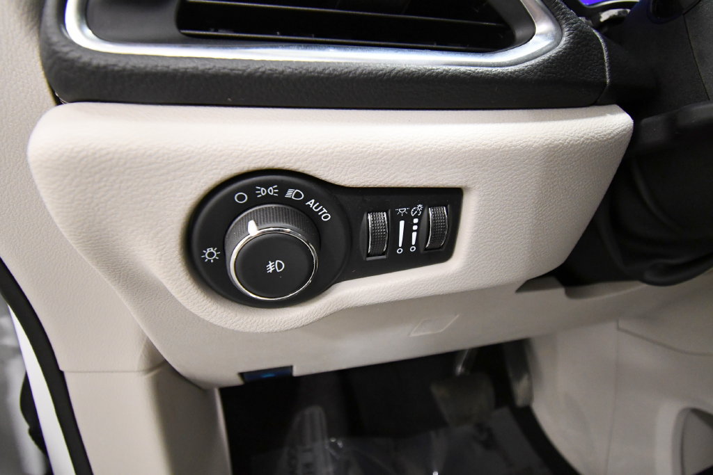 Used 2024 Chrysler Pacifica Limited FWD image 21