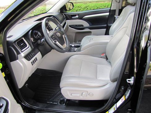 Used 2016 Toyota Highlander XLE FWD image 12