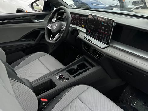 New 2026 Volkswagen Tiguan SE R-Line FWD image 10
