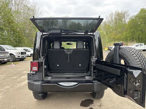 Used 2017 Jeep Wrangler Sahara AWD/4WD image 21