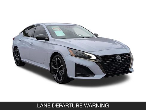 Used 2024 Nissan Altima 2.5 SR w/ SR Premium Package FWD image 2