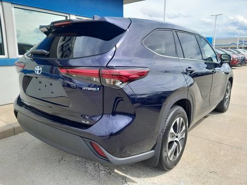 Used 2021 Toyota Highlander XLE AWD/4WD image 8