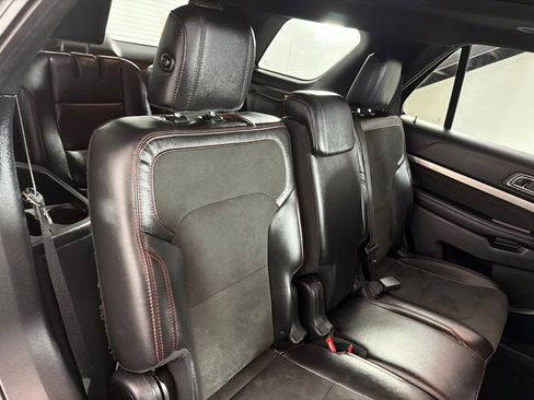 Used 2018 Ford Explorer XLT w/ XLT Appearance Package AWD/4WD image 25