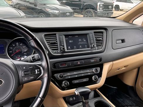 Used 2017 Kia Sedona LX w/ LX Essentials Premium Package FWD image 9