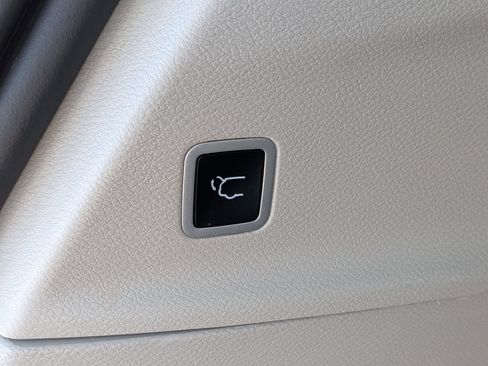 Used 2023 Chrysler Pacifica Touring-L FWD image 32