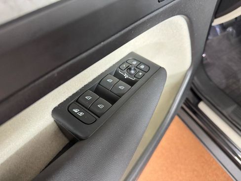 Used 2024 Volvo XC40 B5 Ultimate w/ Climate Package image 19