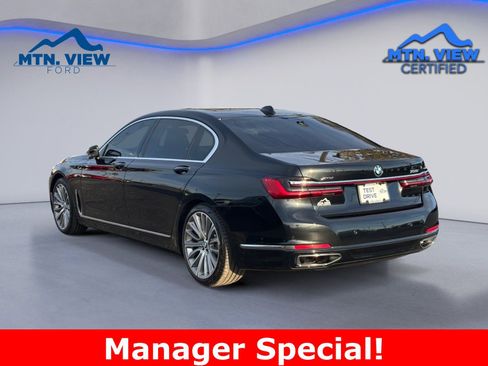 Used 2022 BMW 750i xDrive w/ Luxury Rear Seating Package image 10