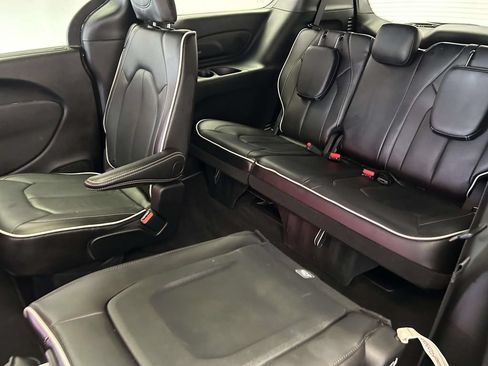 Used 2026 Chrysler Pacifica Limited FWD image 15