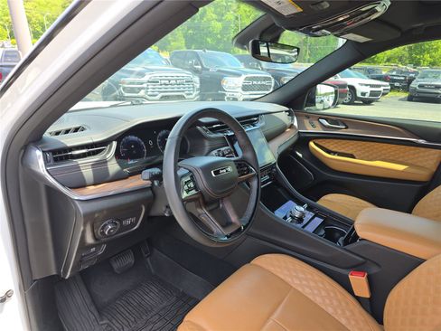 Used 2024 Jeep Grand Cherokee Summit AWD/4WD image 22