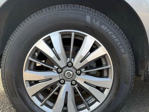 Used 2017 Nissan Pathfinder SV image 24