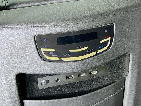 Used 2019 Cadillac Escalade Luxury AWD/4WD image 27
