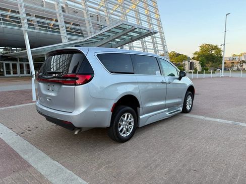 Used 2023 Chrysler Pacifica Touring-L FWD image 3