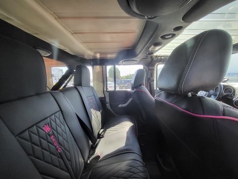 Used 2014 Jeep Wrangler Unlimited Sahara w/ Connectivity Group AWD/4WD image 9